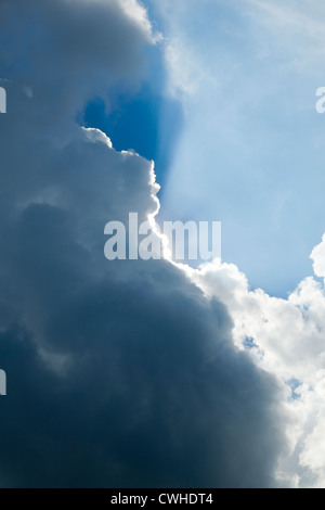 Un nuage avec une doublure argentée Banque D'Images