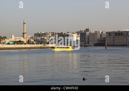 Unis. Dubaï. Vue sur la Crique de Dubaï et le bus amphibie Banque D'Images