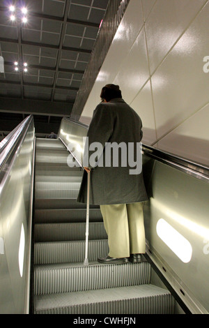 Berlin, un vieil homme sur un escalator Banque D'Images