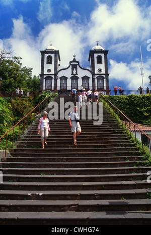 L'église Nossa Senhora do Monte surplombant Funchal Madeira Banque D'Images