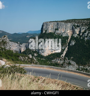 Route de montagne étroite bend surplombant les falaises dans les Gorges du Verdon, Alpes de Haute Provence, dans le sud de la France Banque D'Images