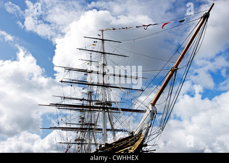 Les mâts, proue et figure de proue du navire à voile historique Cutty Sark, vu de la promenade Riverside à Greenwich, Londres. Banque D'Images