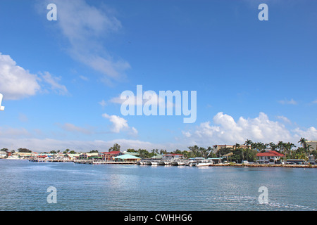 Le terminal de croisière à Belize City à partir de l'eau Banque D'Images