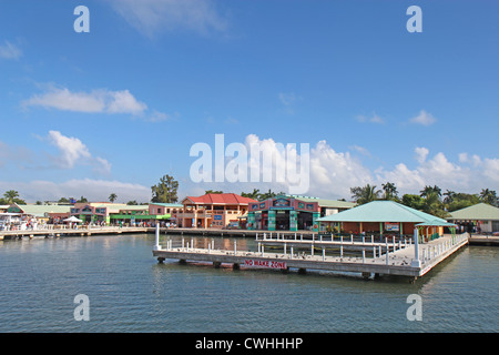 Le terminal de croisière à Belize City à partir de l'eau Banque D'Images