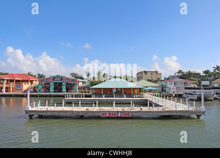 Le terminal de croisière à Belize City à partir de l'eau Banque D'Images