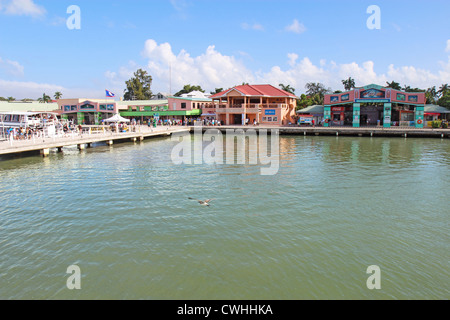 Le terminal de croisière à Belize City à partir de l'eau Banque D'Images