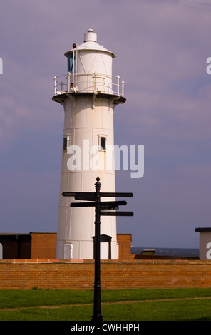 Phare PEINT EN BLANC SUR LA POINTE À HARTLEPOOL Banque D'Images