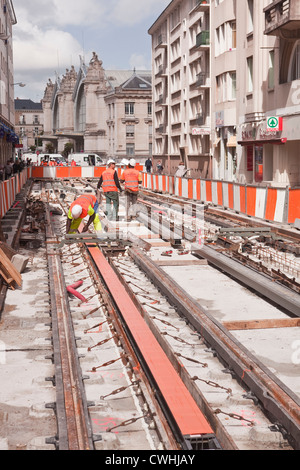 Ouvriers construisant le nouveau réseau de tramway de Tours, France. Banque D'Images