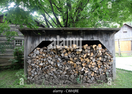 Bois de chauffage dans un hangar dans un village, un Black Creek Pioneer Village , Toronto, Canada Banque D'Images