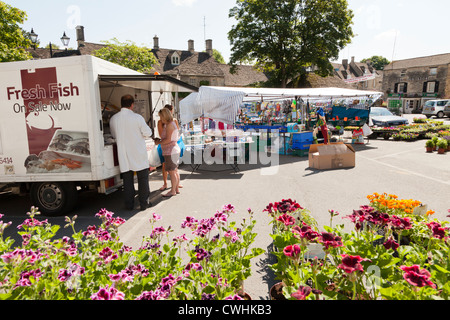 Le marché hebdomadaire de la place en ville de Cotswold Northleach, Gloucestershire, Royaume-Uni Banque D'Images