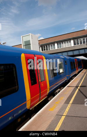 Voitures d'un train de voyageurs dans les trains du sud-ouest à la livrée Clapham Junction Station, Angleterre. Banque D'Images