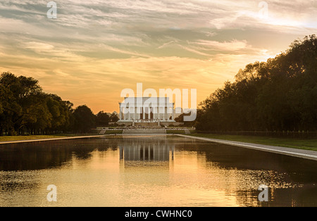 Coucher de soleil illumine Jefferson Memorial à Washington DC avec les réflexions dans de nouvelles Reflecting Pool Banque D'Images