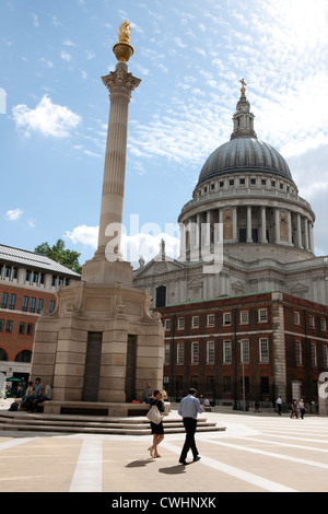 La Cathédrale de St Paul, vu que depuis la place Paternoster dans la ville de Londres. Banque D'Images