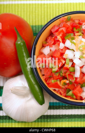 Bol de salsa épicée à la tomate, ail et poivre serano Banque D'Images