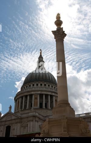 La Cathédrale de St Paul, vu que depuis la place Paternoster dans la ville de Londres. Banque D'Images