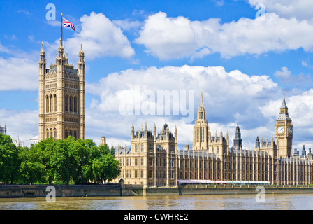 London Skyline London Houses of Parliament Londres Big Ben London City of london City London Cityscape Union Flag volant Angleterre GB Royaume-Uni Europe Banque D'Images