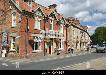 Le Buck Hotel village pub extérieur en été Thornton le Dale North Yorkshire Angleterre Royaume-Uni GB Grande-Bretagne Banque D'Images