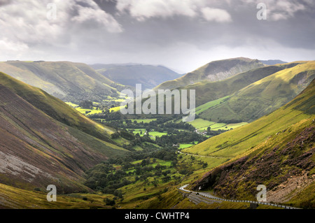 Route sinueuse à travers les collines dans la région de Snowdonia, Wales UK Banque D'Images