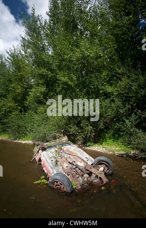 L'épave d'une voiture dans l'Allier (Allier - Auvergne - France) Épave de voiture dans la rivière Allier (Auvergne - France). Banque D'Images