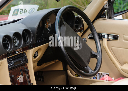 Volant et tableau de bord d'une Mercedes Benz 500 SL 1987 Banque D'Images