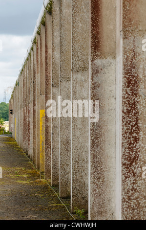 Mur extérieur principal de la prison labyrinthe abandonné (Long Kesh) Banque D'Images