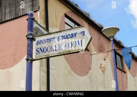 Affiche bilingue en gaélique irlandais et anglais à la salle de billard de l'hôtel abandonné Banque D'Images