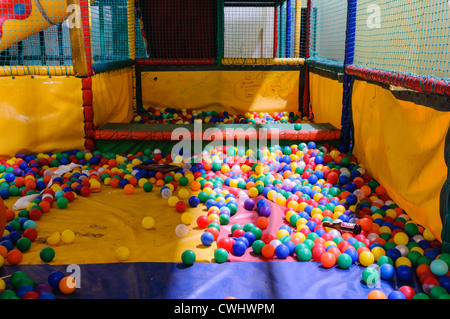 Piscine à balles d'enfants dans un espace de jeux Banque D'Images