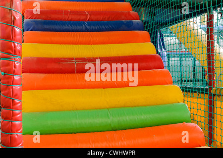 Padded bain/rampe d'enfants dans un espace de jeux Banque D'Images