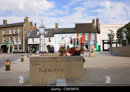 La place pavée avec signe à M. Downham Market, Norfolk, Angleterre, Royaume-Uni, Grande Bretagne Banque D'Images