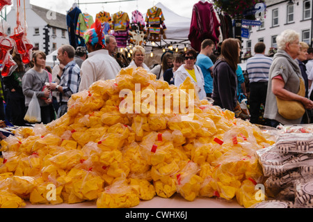 Stand au marché Ould Lammas Fair à Ballycastle, vendre, Yellowman traditionnel un type de miel. Banque D'Images