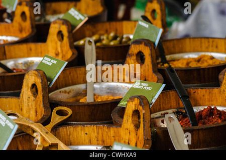 La cuisine traditionnelle méditerranéenne à la vente à un décrochage du marché, y compris le pesto, olives, tapenade, tomates séchées, l'ail, etc. Banque D'Images