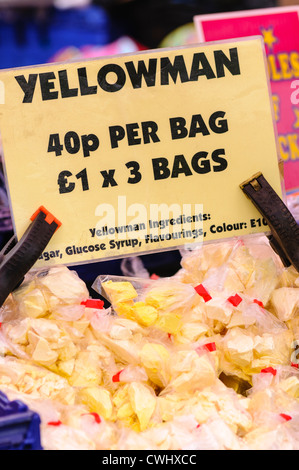 Sacs de yellowman, un type traditionnel de miel, en vente à l'Ould Lammas Fair à Ballycastle Banque D'Images