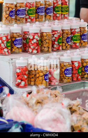 Bocaux de bonbons durs traditionnels en vente sur un étal du marché Banque D'Images