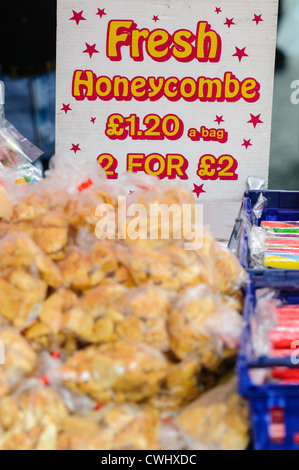 Sacs de miel en vente à l'Ould Lammas Fair à Ballycastle Banque D'Images