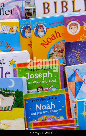 Rack de livres Chrétiens pour les enfants à la vente à un décrochage du marché Banque D'Images