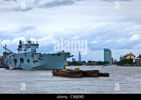 Le HMS Ocean amarré sur la Tamise au cours de Jeux olympiques et paralympiques avec le tesson en arrière-plan Banque D'Images