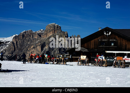 Cherz Hutte et Restaurant au-dessus de Passo Campolongo Corvara Dolomites Italie Banque D'Images