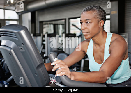 African American Woman exercising in health club Banque D'Images