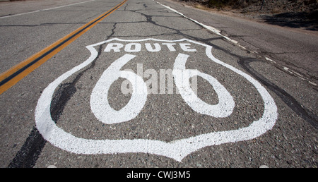 Une vieille Route 66 shield painted on road in United States of America Banque D'Images