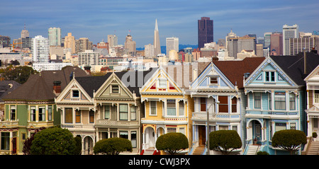 Rangées de maisons victoriennes célèbre à San Francisco avec d'horizon. Maisons appelé le painted ladies Banque D'Images