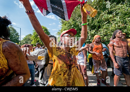 Les participants enrobée de chocolat revel à Notting Hill Carnival 2012 Annuel Banque D'Images