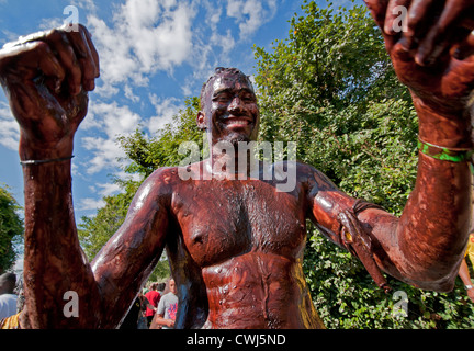 Les participants enrobée de chocolat revel à Notting Hill Carnival 2012 Annuel Banque D'Images