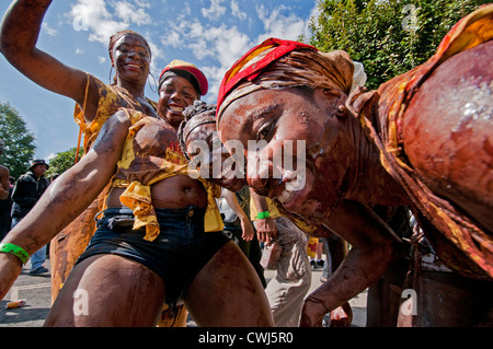 Les participants enrobée de chocolat revel à Notting Hill Carnival 2012 Annuel Banque D'Images