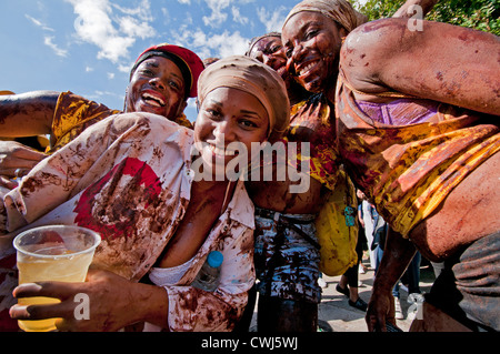 Les participants enrobée de chocolat revel à Notting Hill Carnival 2012 Annuel Banque D'Images