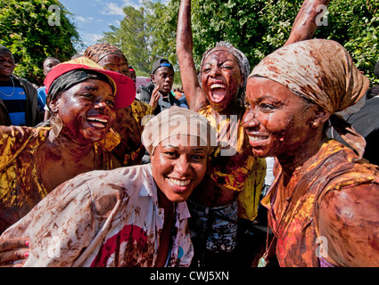 Les participants enrobée de chocolat revel à Notting Hill Carnival 2012 Annuel Banque D'Images