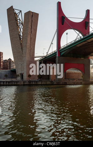 La Salve, auparavant appelé Princes d'Espagne jusqu'à son évolution en 2016, est un pont sur l'estuaire du Nervion dans la ville de Bilbao, Vizcaya, Espagne Banque D'Images