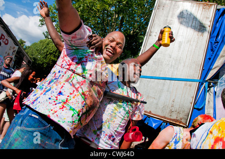 Les participants de crier et de chanter au carnaval de Notting Hill 2012 Annuel Banque D'Images