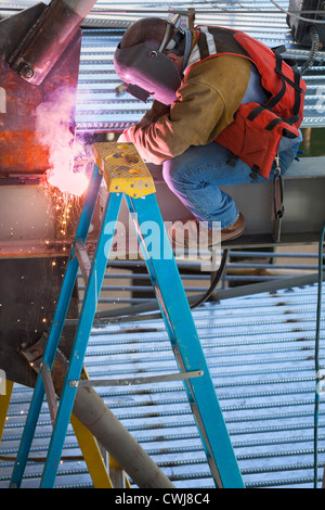 Construction Worker welding metal Banque D'Images