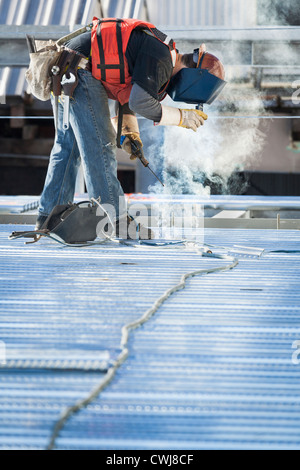 Young construction worker welding marbre Banque D'Images