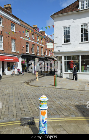 Bollard dans le carré peint, Winchester, Hampshire, Angleterre, Royaume-Uni Banque D'Images